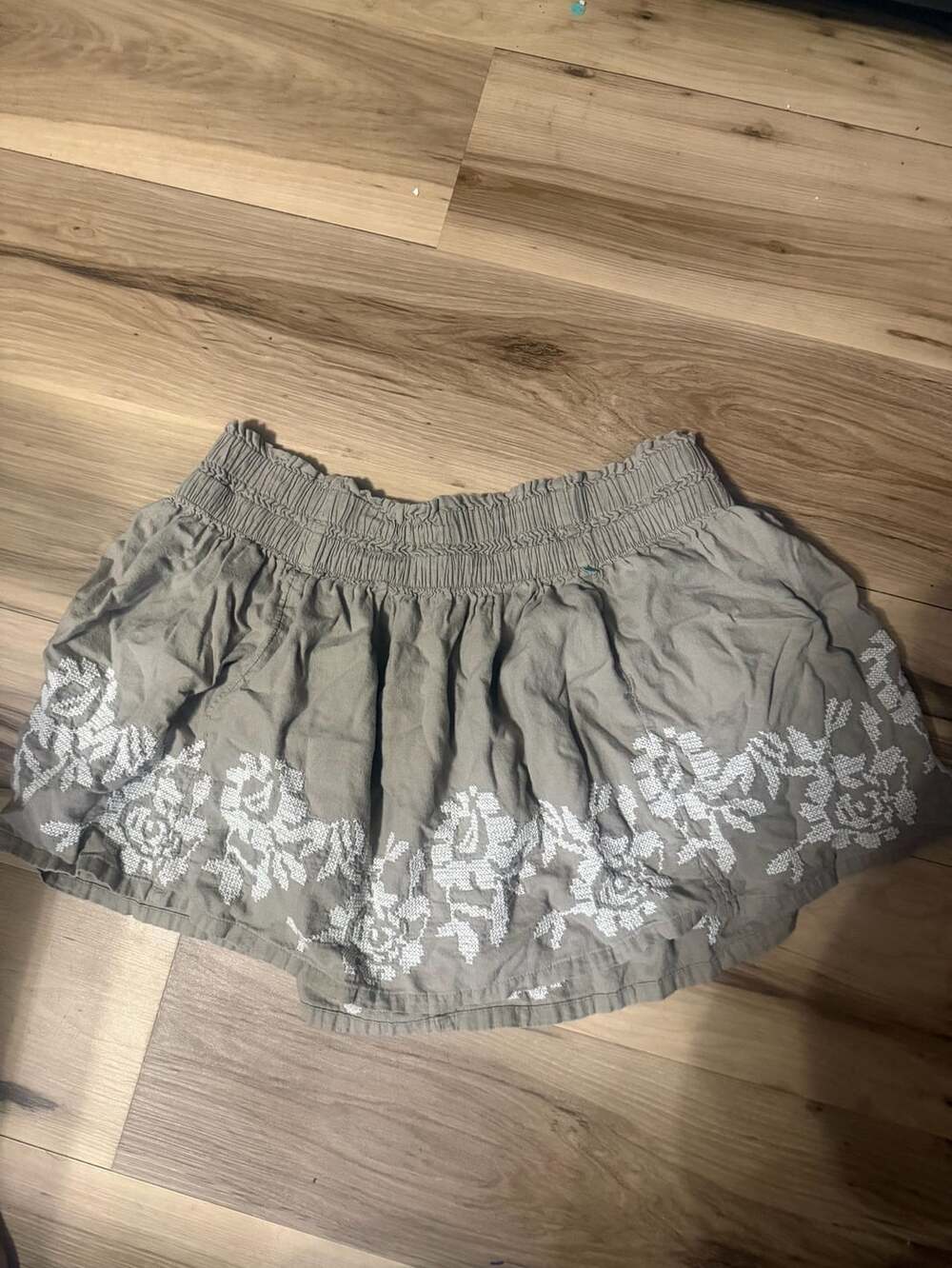Aerie Embroidered Mini Skirt Size XL Beige White Floral Smocked